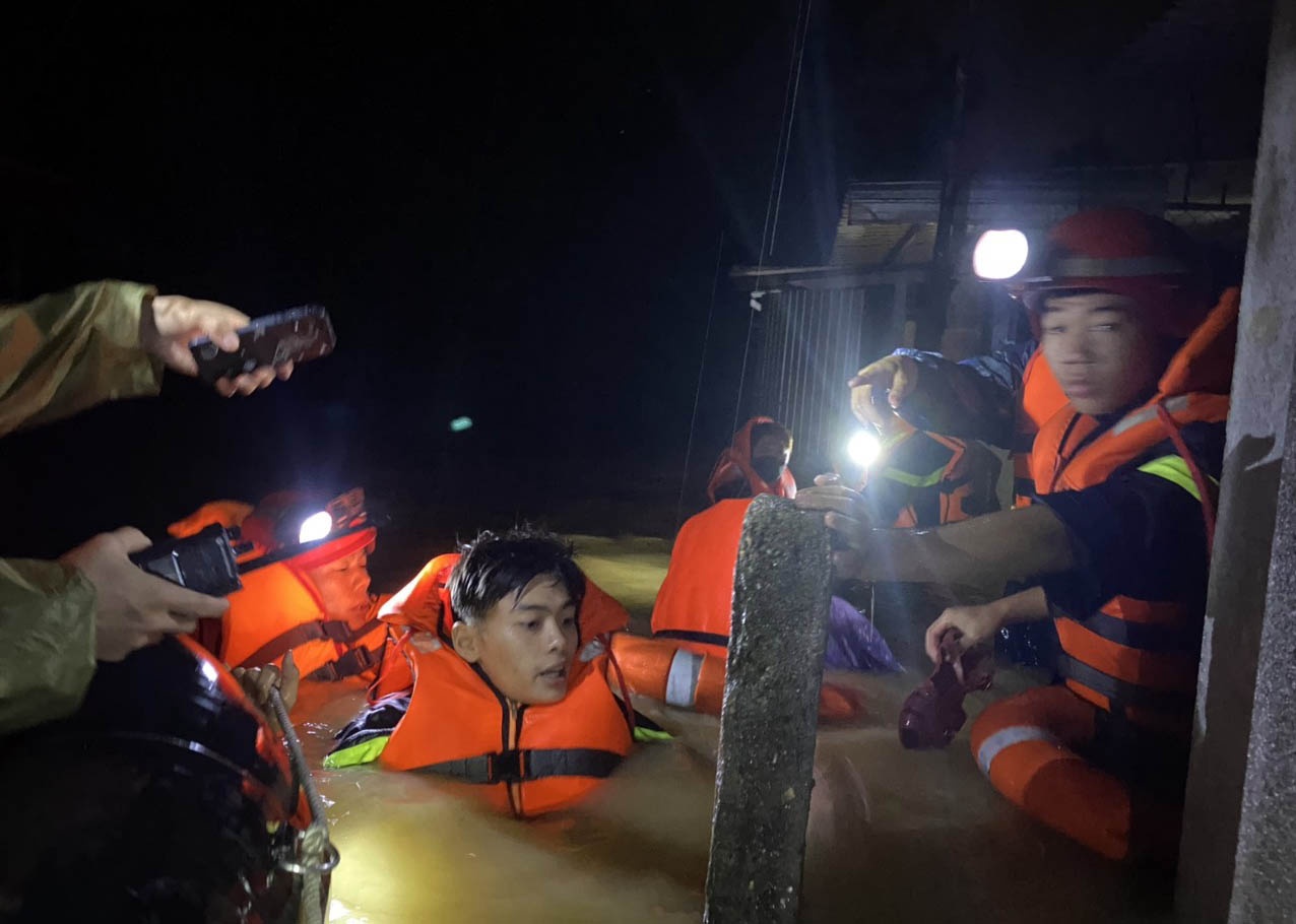 Lu dang trong dem anh 10