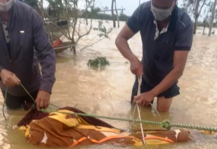 Thi the nguoi dan ong troi dat tren song Huong giua con lu hinh anh