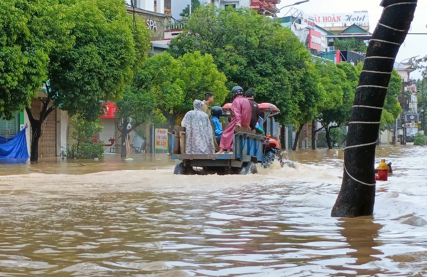 Lu dang cao trong dem, nhieu tuyen pho o Hue ngap sau hinh anh