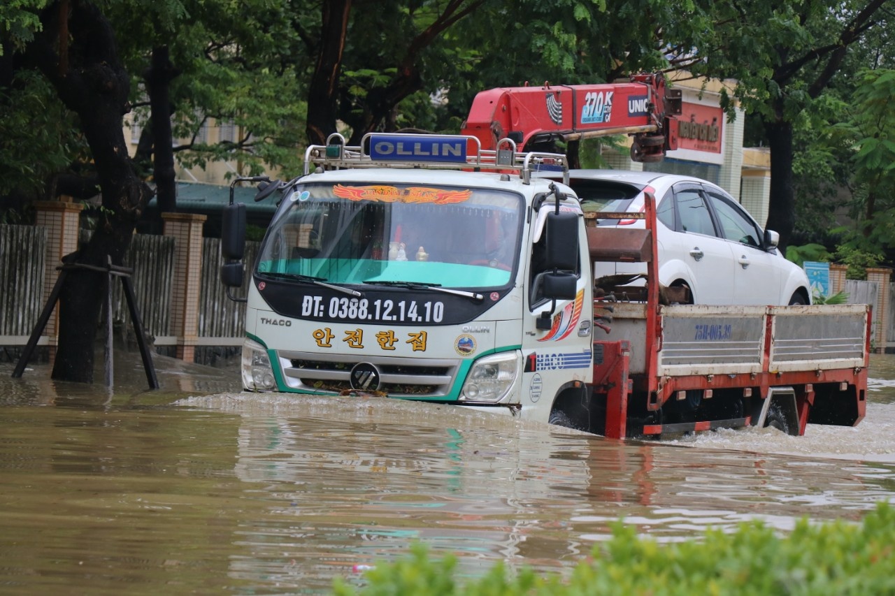 Hue chim trong bien nuoc, xe cuu ho hoat dong het cong suat hinh anh