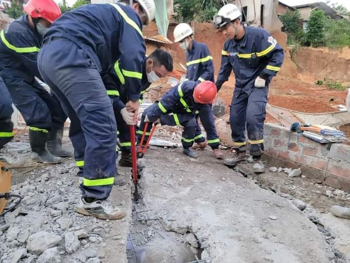 Nguoi dan ong bi vui trong can nha sap hinh anh