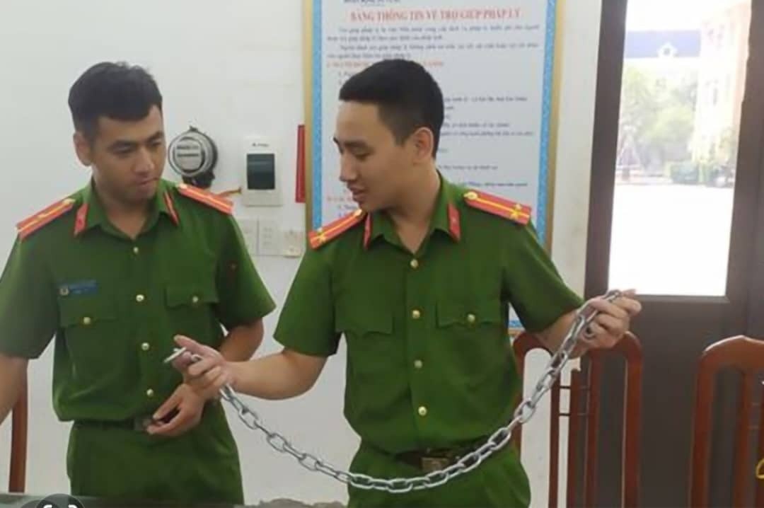 Giai cuu nguoi bi chu no bat giu nhieu ngay hinh anh