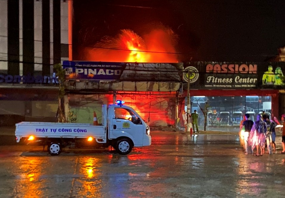 Chay cua hang ngu kim trong dem hinh anh