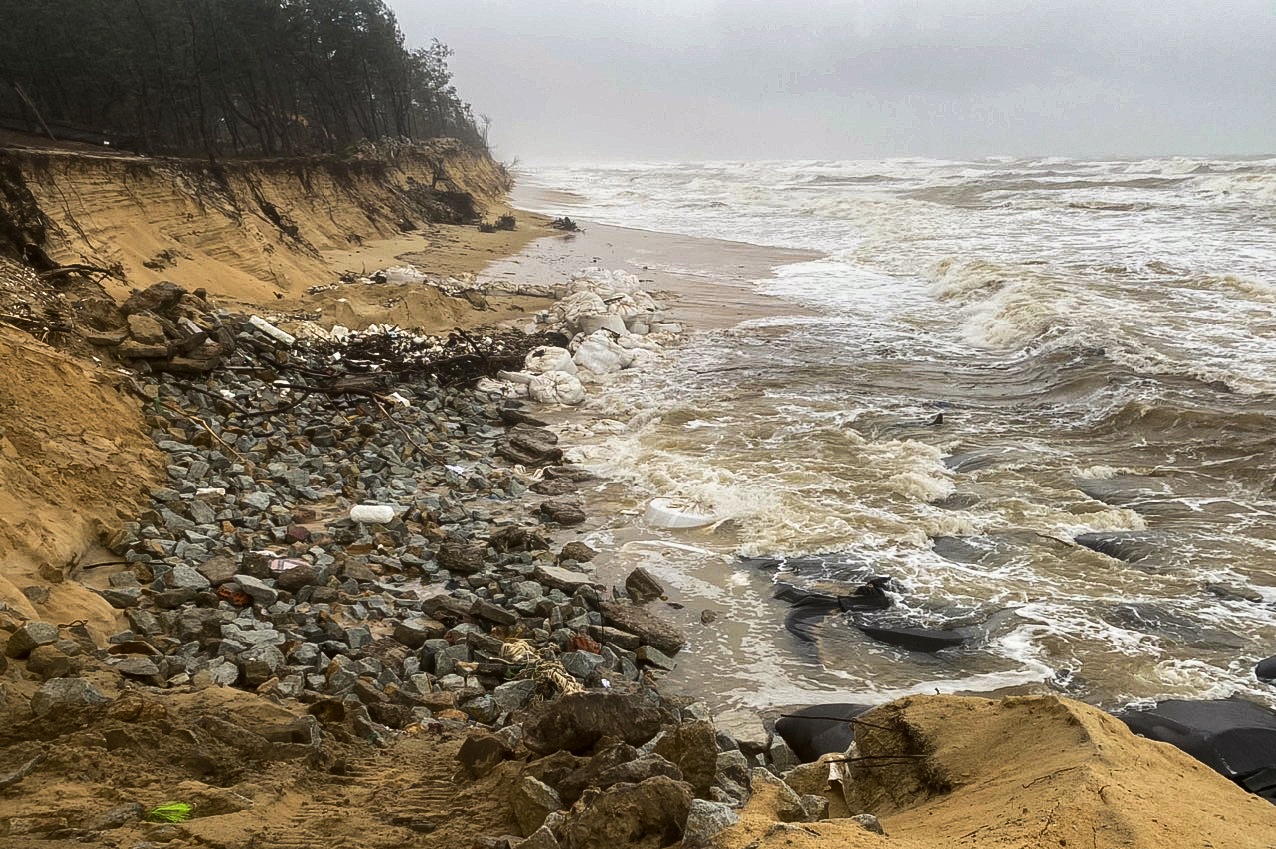 Hon 10 km bo bien Thua Thien - Hue bi song bien tan pha hinh anh