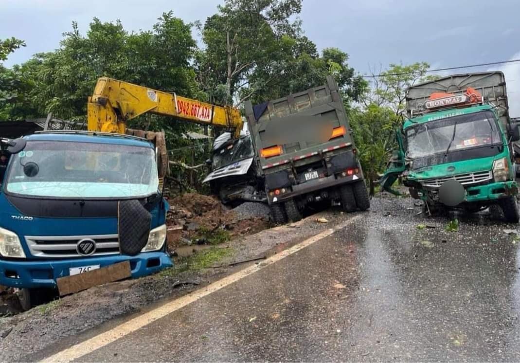 Tai nan lien hoan giua 3 oto tren duong Ho Chi Minh hinh anh