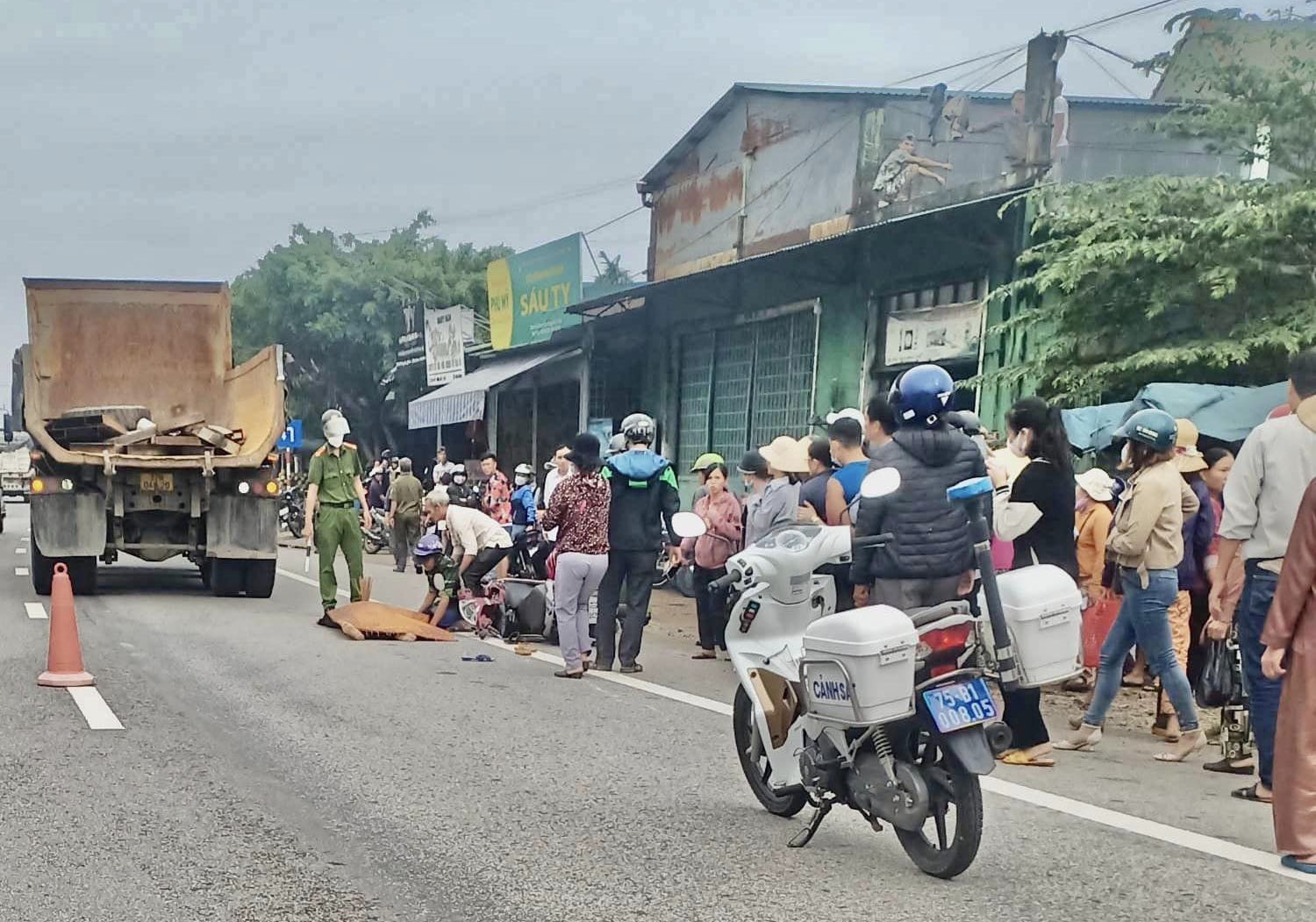 Nguoi phu nu tu vong sau va cham giua oto va xe may hinh anh