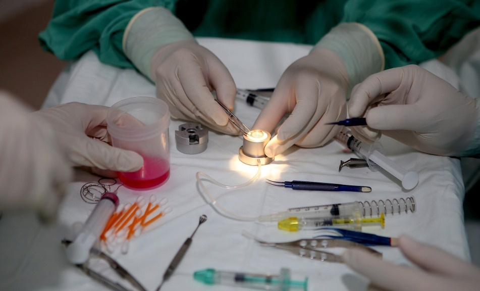 Hai benh nhan nhin duoc tro lai sau 10 nam mu loa hinh anh