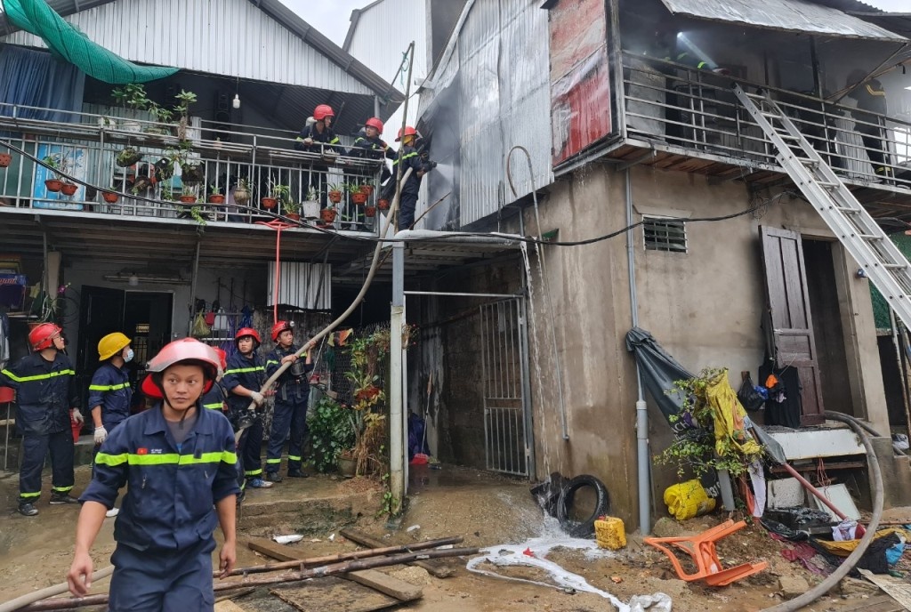 Be 10 tuoi may man thoat chet trong ngoi nha chay hinh anh