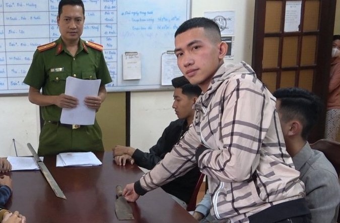 Tam giam 3 thanh nien chem nguoi trong thuong hinh anh