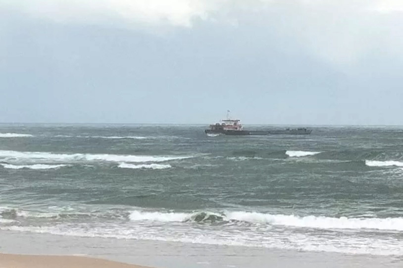 Cuu ho tau hang bi thung buong lai o Quang Tri hinh anh