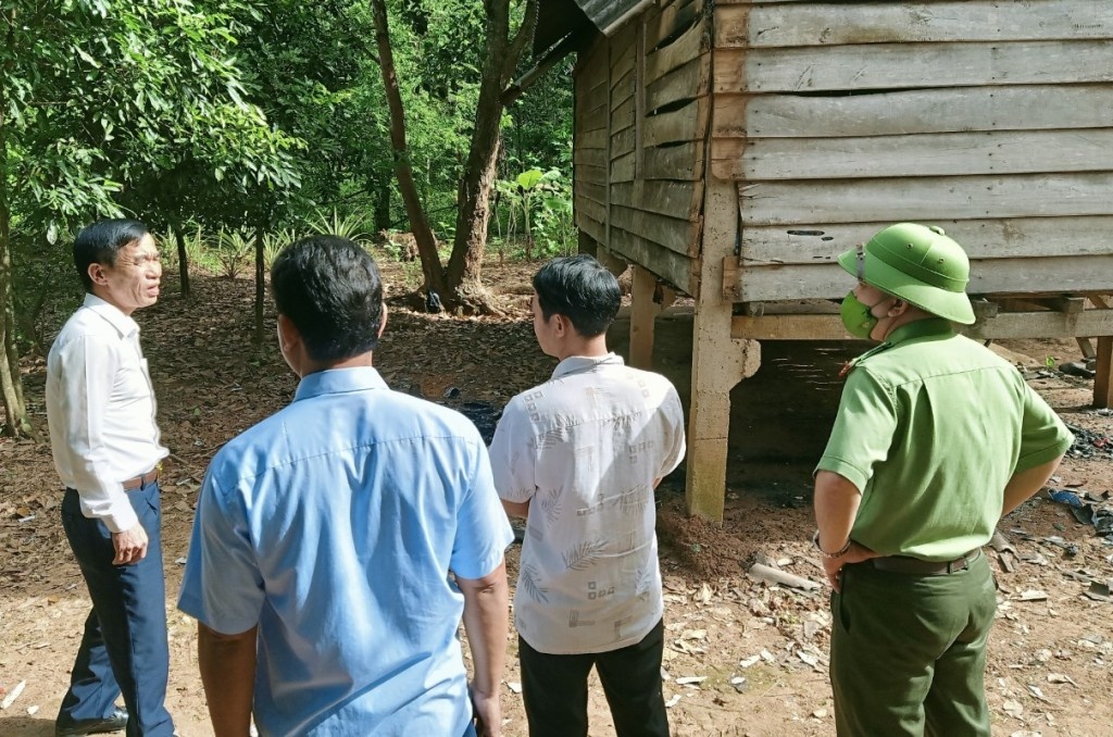 Nguoi dan ong tu vong trong tu the treo co tai nha rieng hinh anh