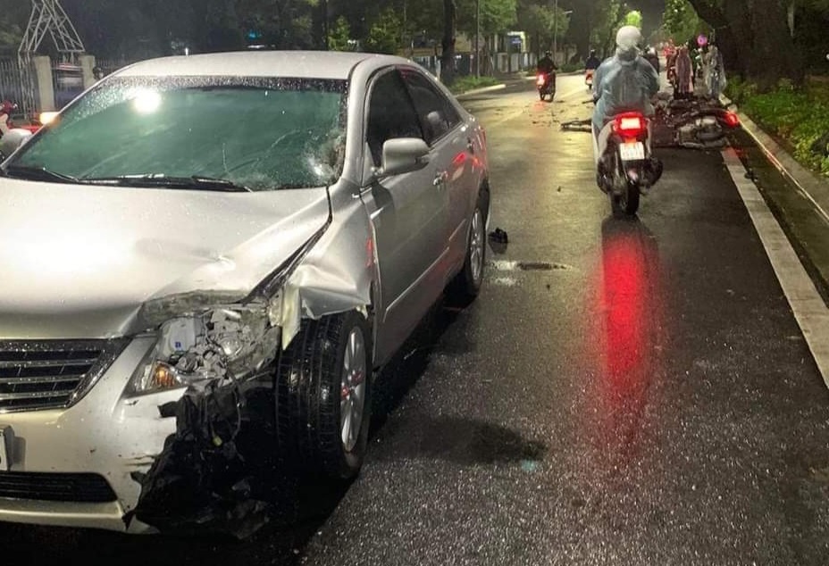 Va cham voi oto Camry, mot nguoi dan ong tu vong hinh anh