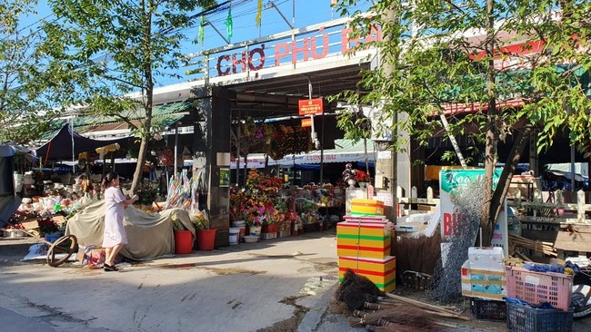 Hang loat sai pham trong viec xay dung cho Phu Bai hinh anh