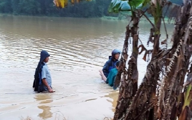 Bi thu xa o Thua Thien - Hue bi lu cuon troi hinh anh