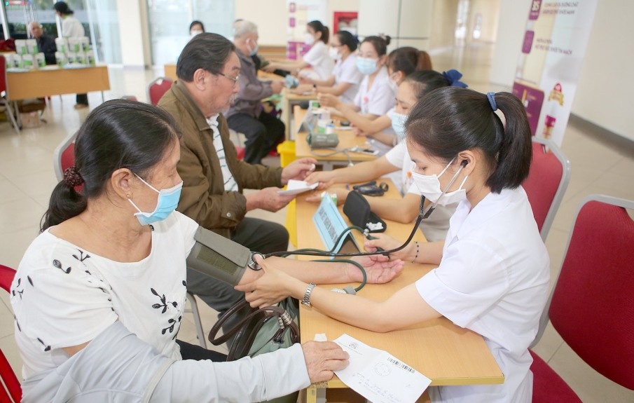 Thu hut bac si anh 1