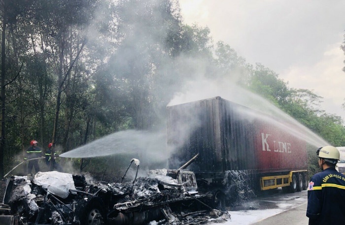 Dang luu thong, xe dau keo boc chay tren duong Ho Chi Minh hinh anh