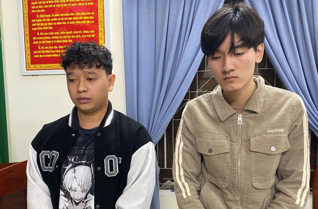 Khoi to 2 thanh nien mua ban hang chuc nghin thong tin ca nhan hinh anh