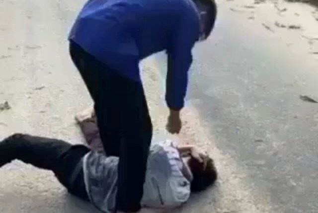 Nam sinh bi ban danh giua duong hinh anh