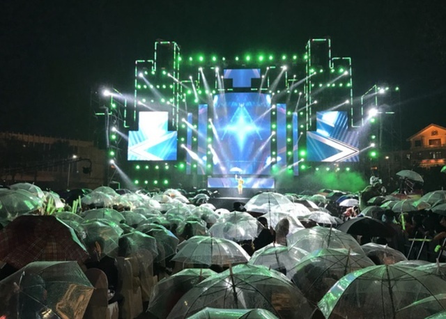 Countdown chao nam moi o Hue thu hut nhieu nghe si hinh anh