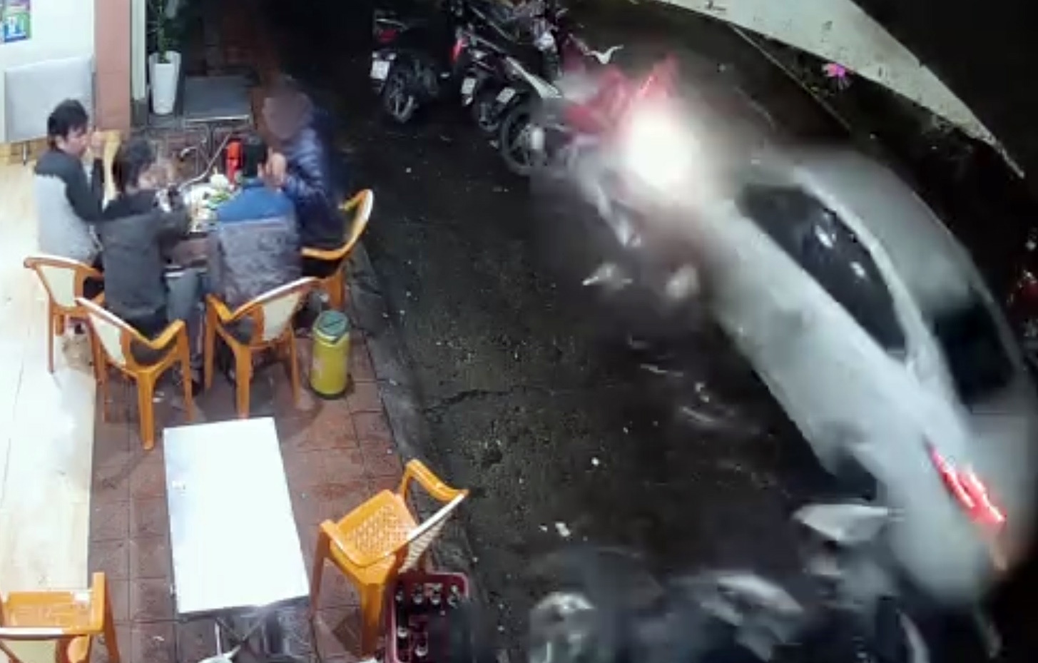 Vu oto tong loat 8 xe may o Hue: Tai xe vi pham nong do con hinh anh