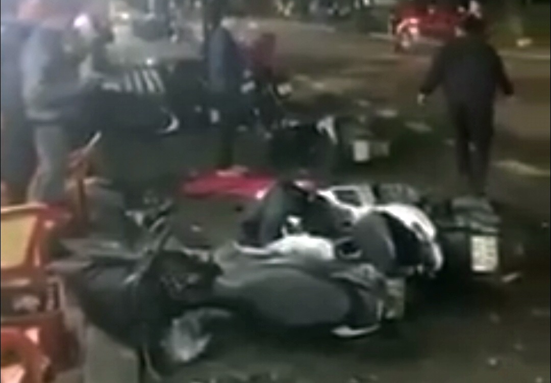 Tai xe lai oto bo tron sau khi tong 8 xe may hinh anh