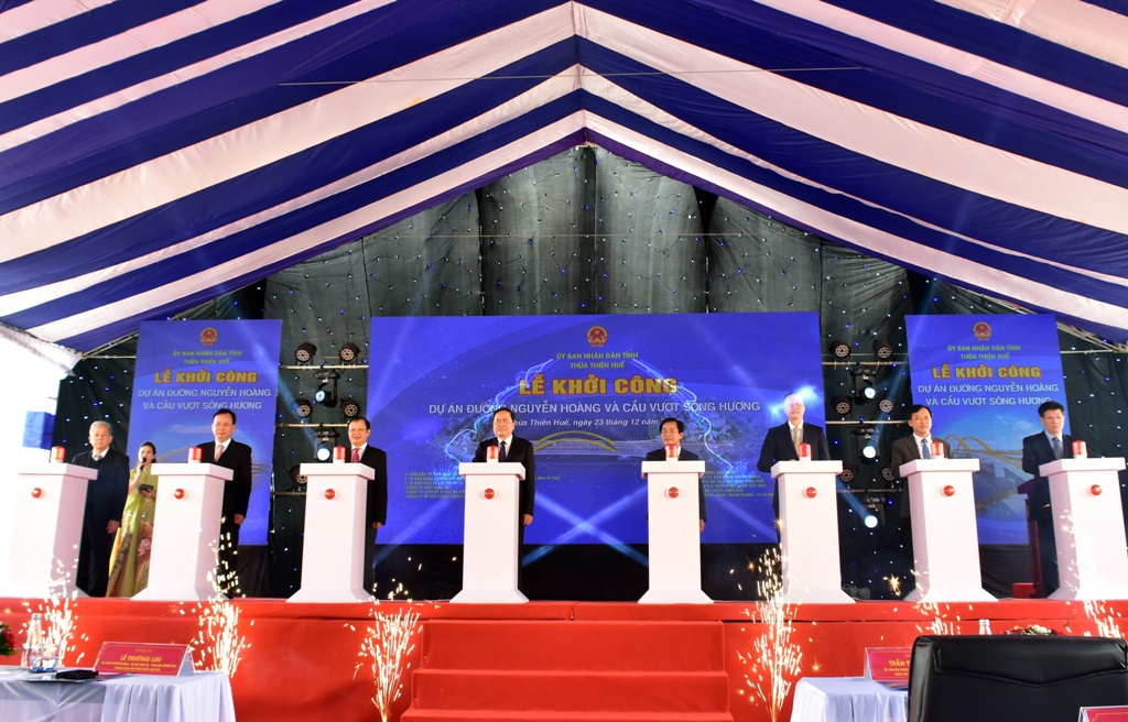 Cau vuot song Huong anh 1