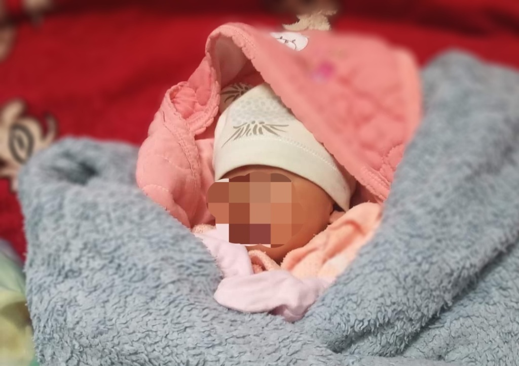 Be trai so sinh bi bo roi truoc cong nha dan hinh anh