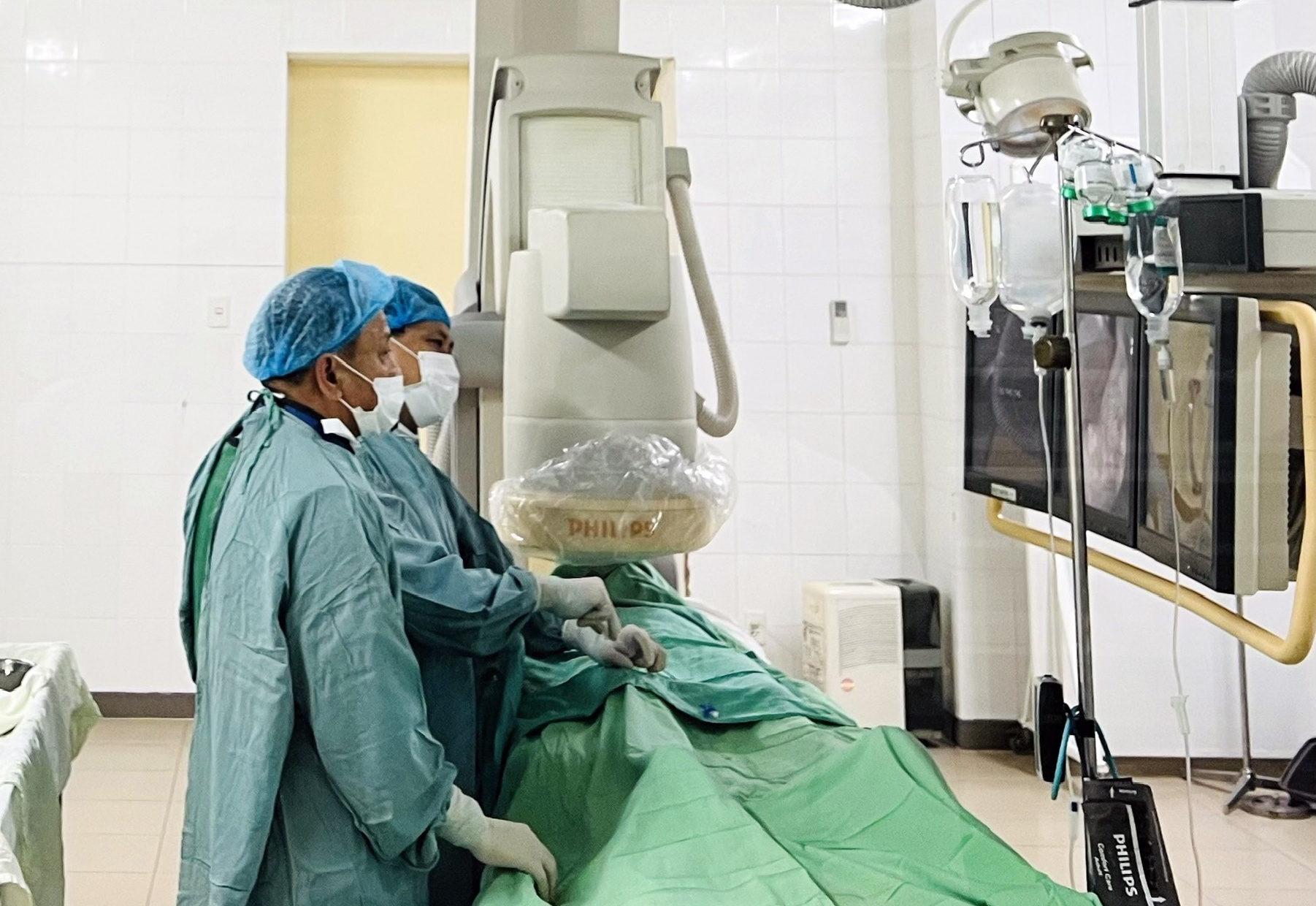 Cuu song nu benh nhan 69 tuoi bi vo gia phinh dong mach gan hinh anh