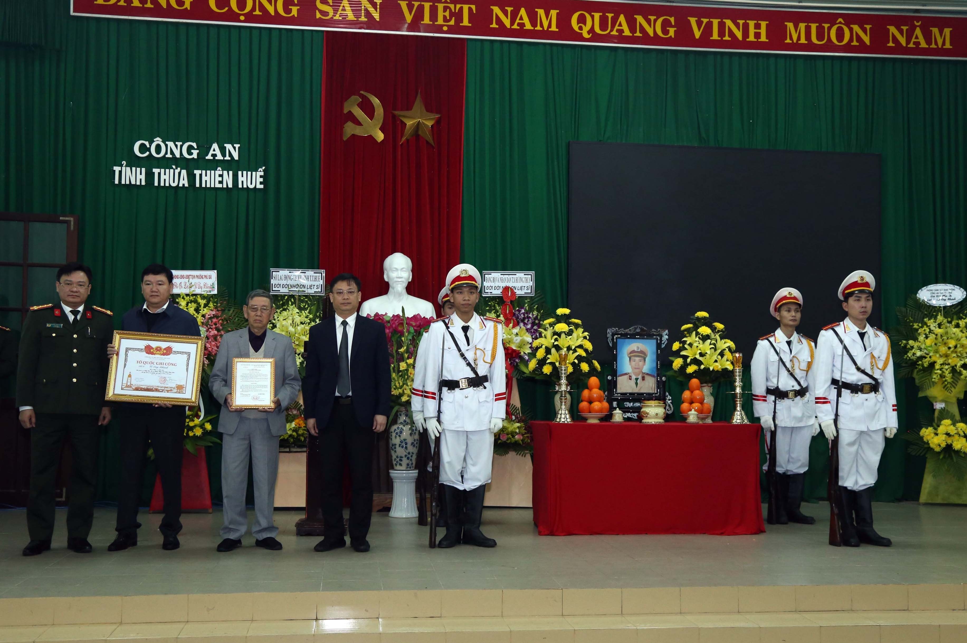 To quoc ghi cong anh 1