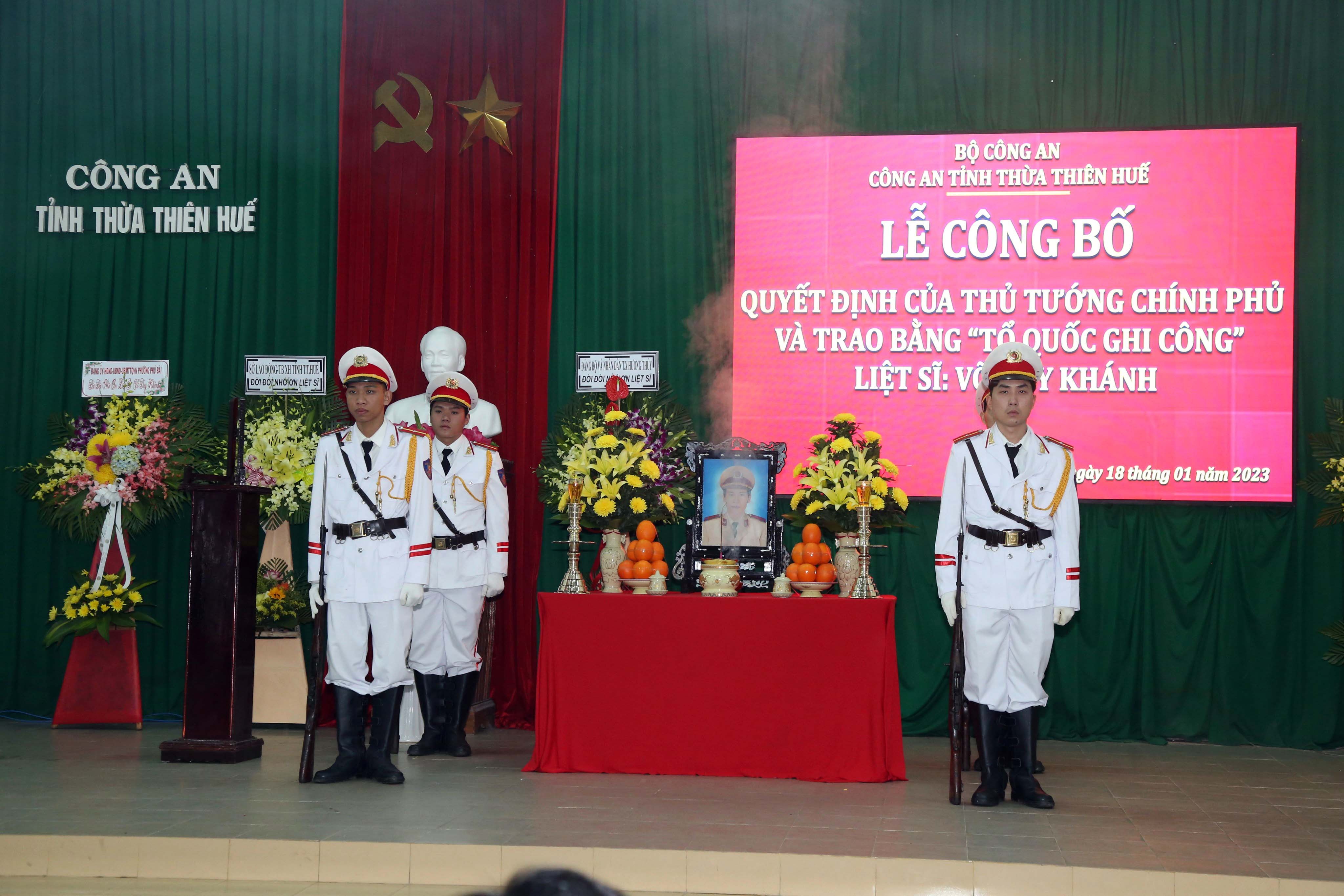 Trao bang To quoc ghi cong cho CSGT hy sinh o Thua Thien - Hue hinh anh