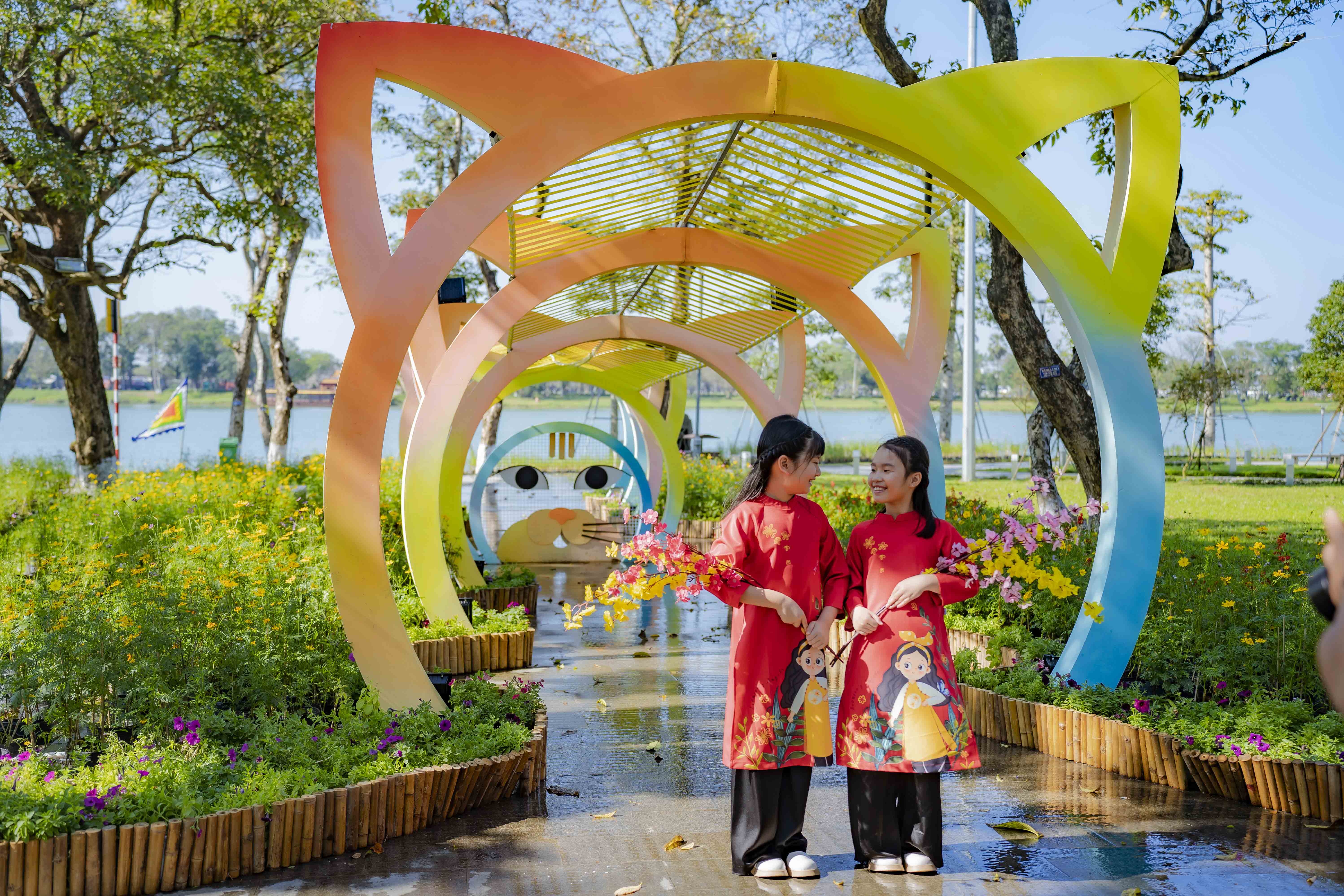 Linh vat 'gia dinh meo sum vay' o Hue dip Tet hinh anh