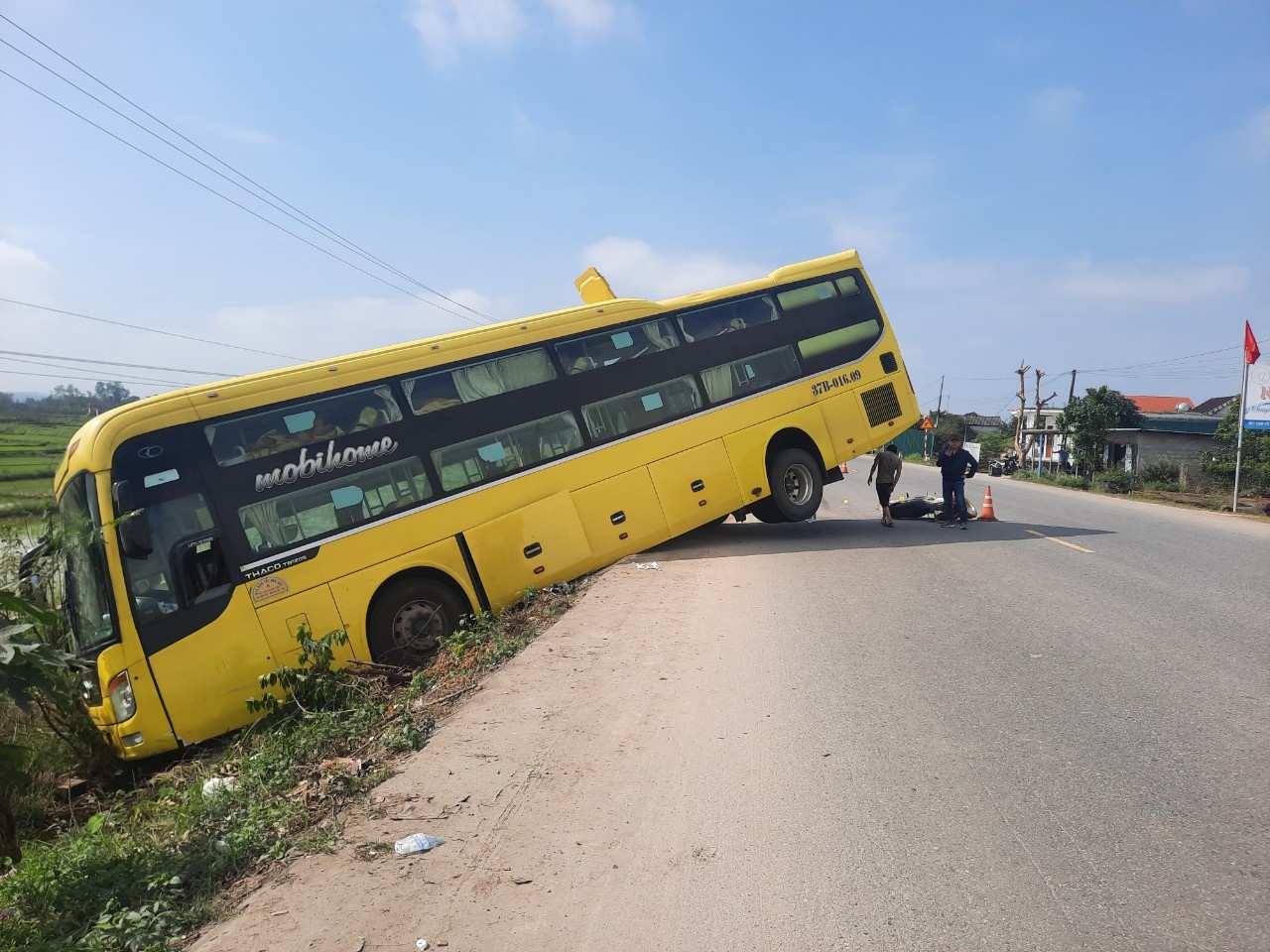 Oto khach lao xuong ruong sau va cham voi xe may hinh anh