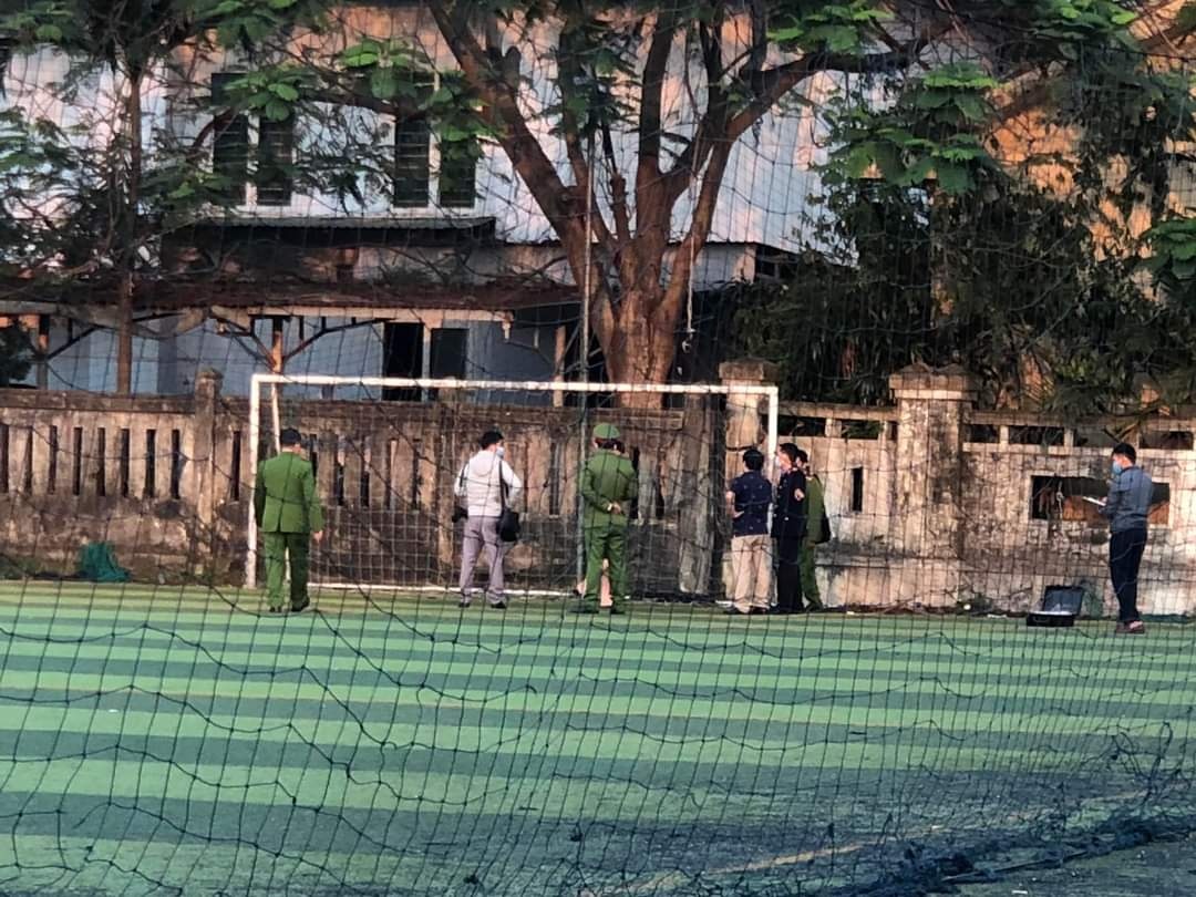 Mot thanh nien tu vong o san co nhan tao hinh anh