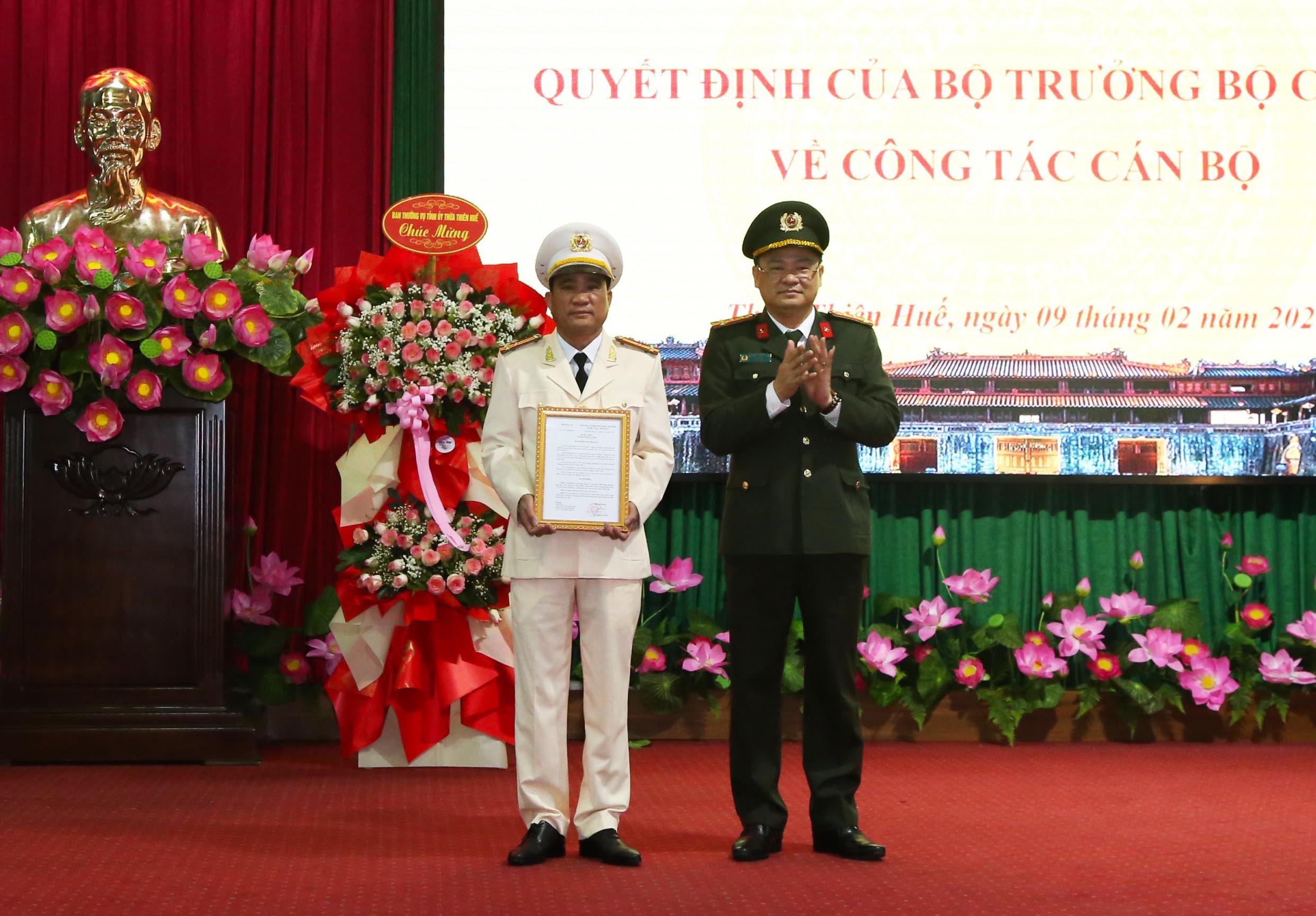 Thuong ta Ho Xuan Phuong lam pho giam doc Cong an Thua Thien - Hue hinh anh