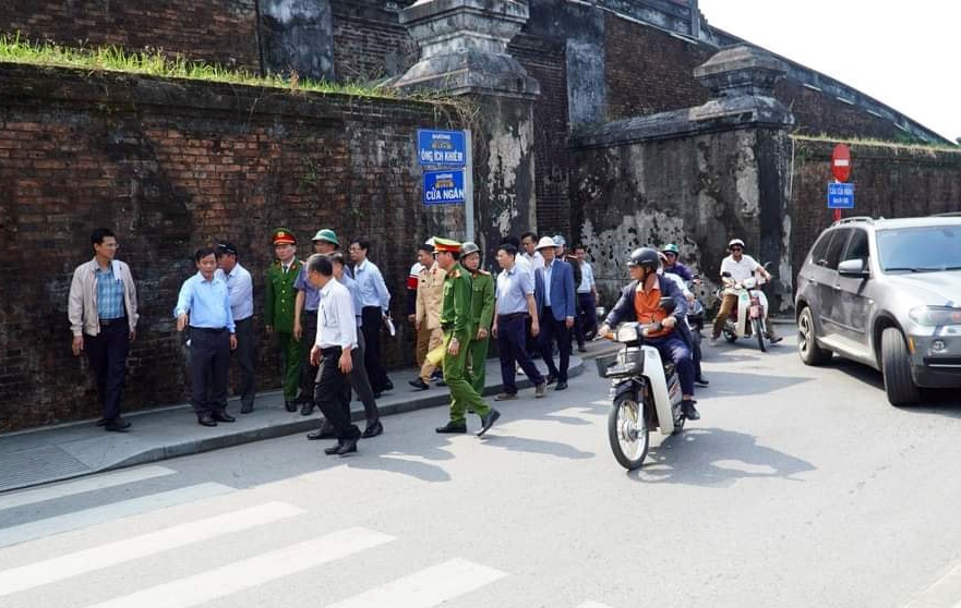 Cầu gỗ vào kinh thành ảnh 1 Cau go vao kinh thanh anh 1