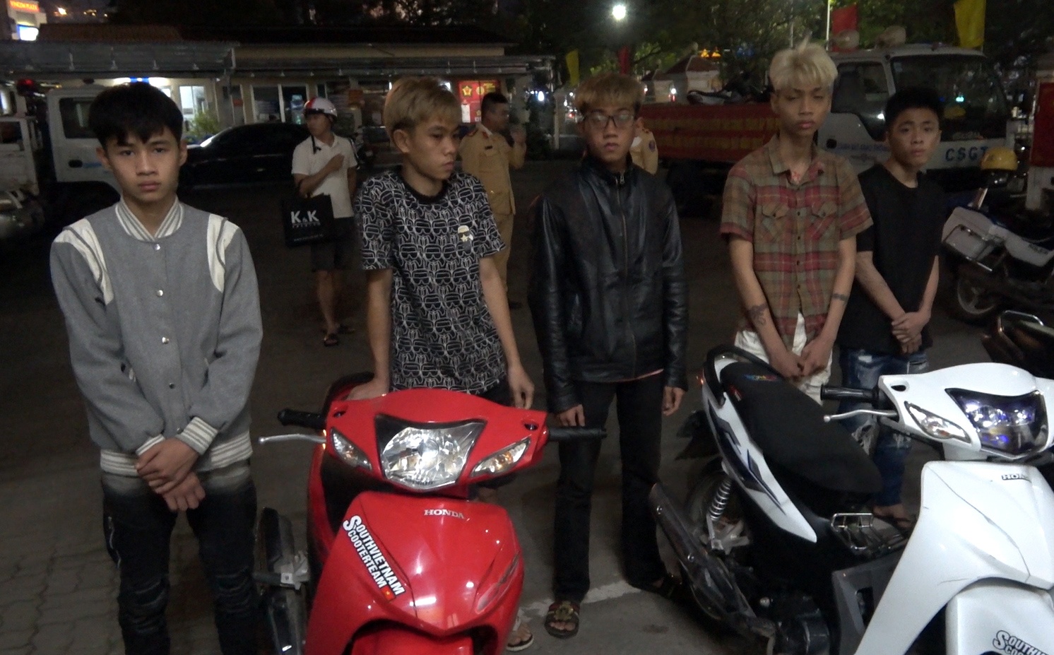 Dieu khien xe may lang lach, thach thuc canh sat hinh anh