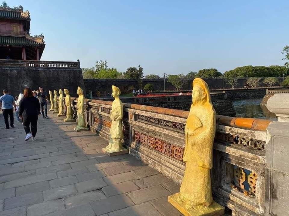 Thu hoi loat tuong gay tranh cai o Dai noi Hue hinh anh