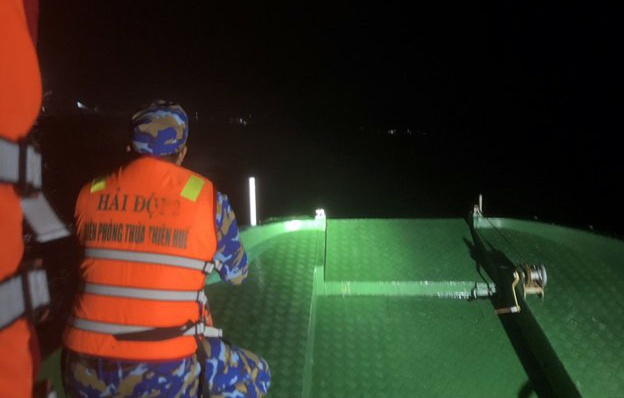 Tau ca bi song danh chim, mot ngu dan mat tich hinh anh