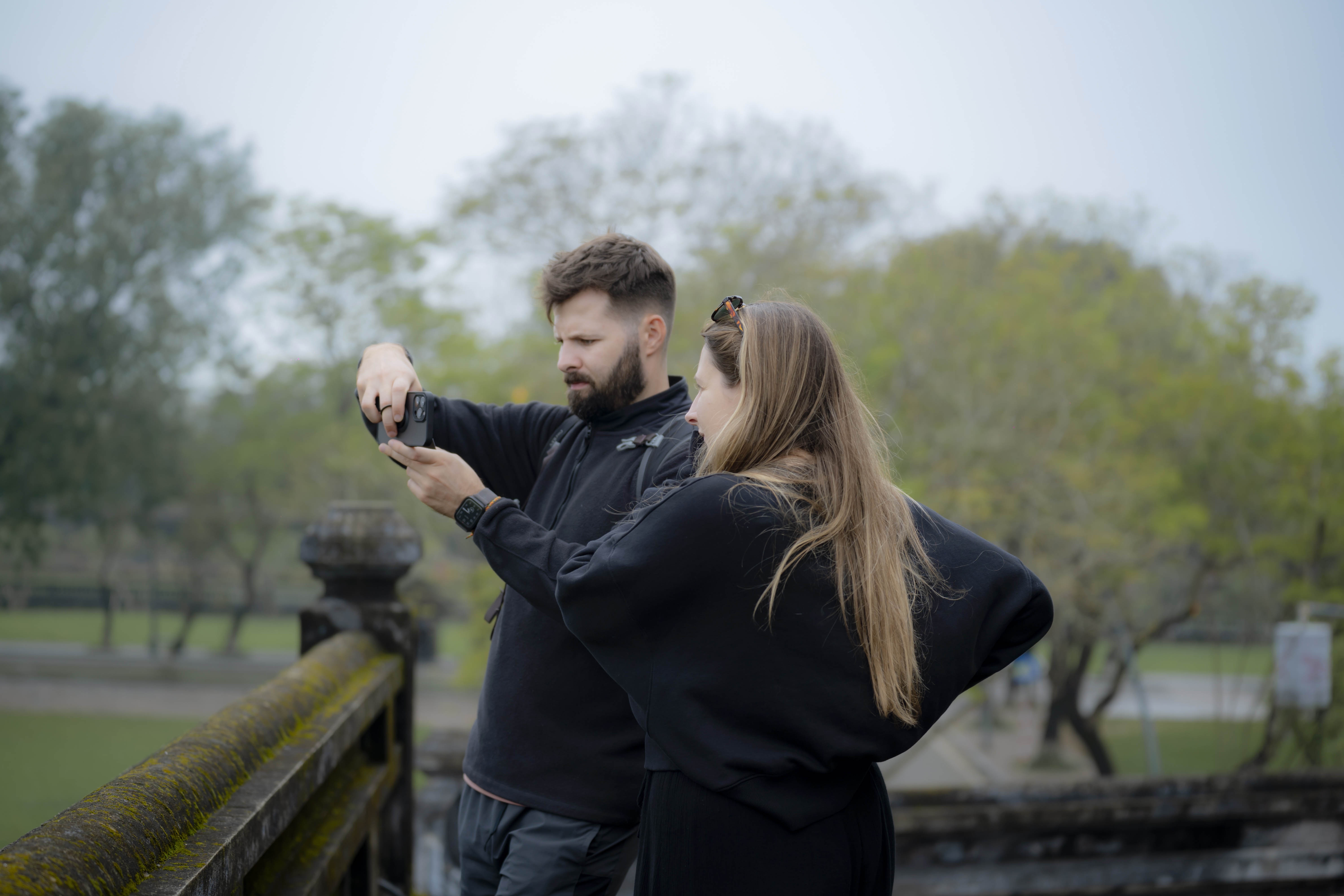 Khach Tay ngam Hue tu duong di bo tren thuong thanh hinh anh