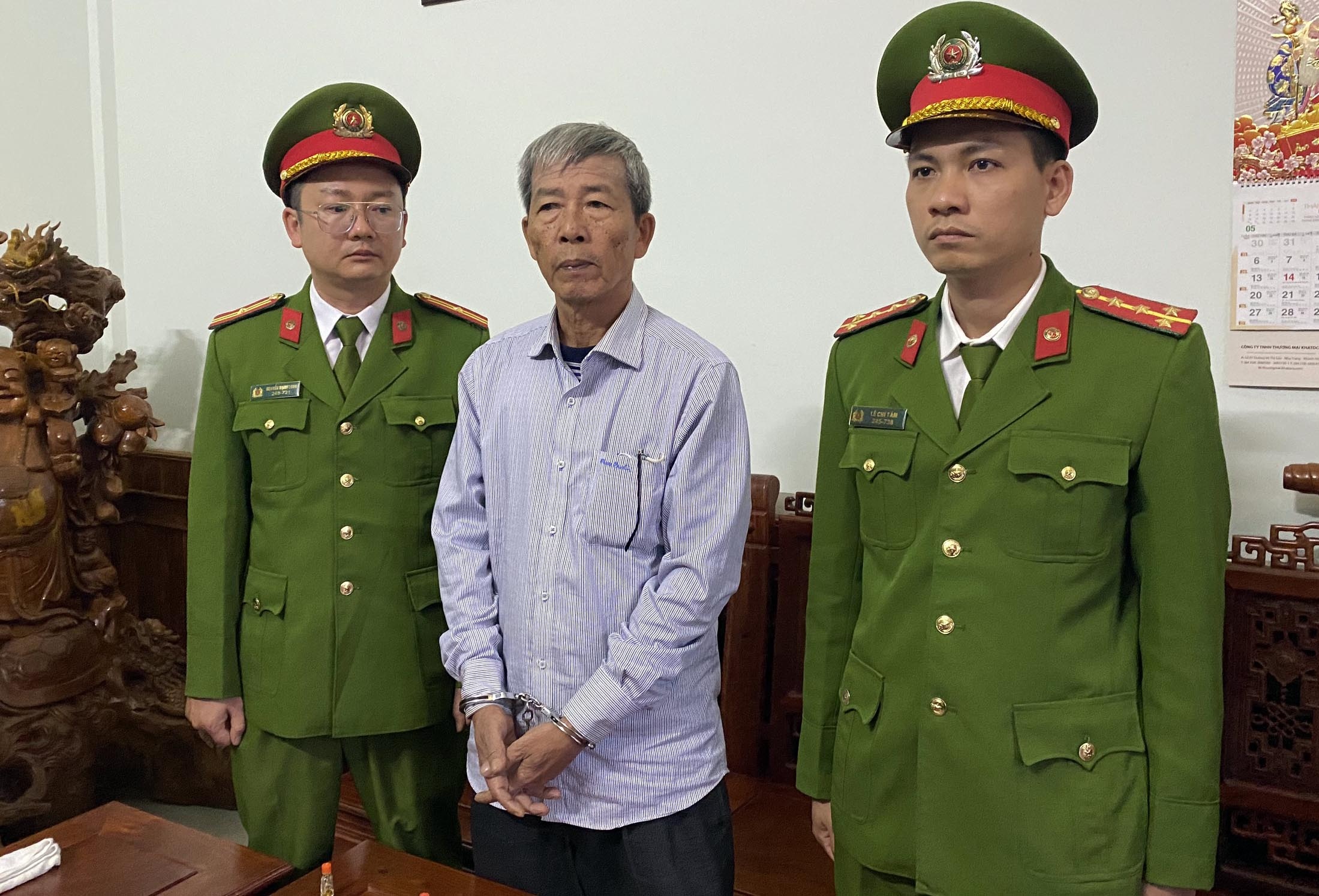Giam doc Cong ty 878 lap ho so gia de tham o 34 ty dong hinh anh