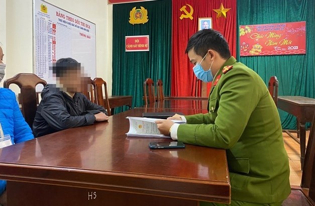 Nhom thieu nien ru nhau trom heo dat cac truong hoc o Hue hinh anh