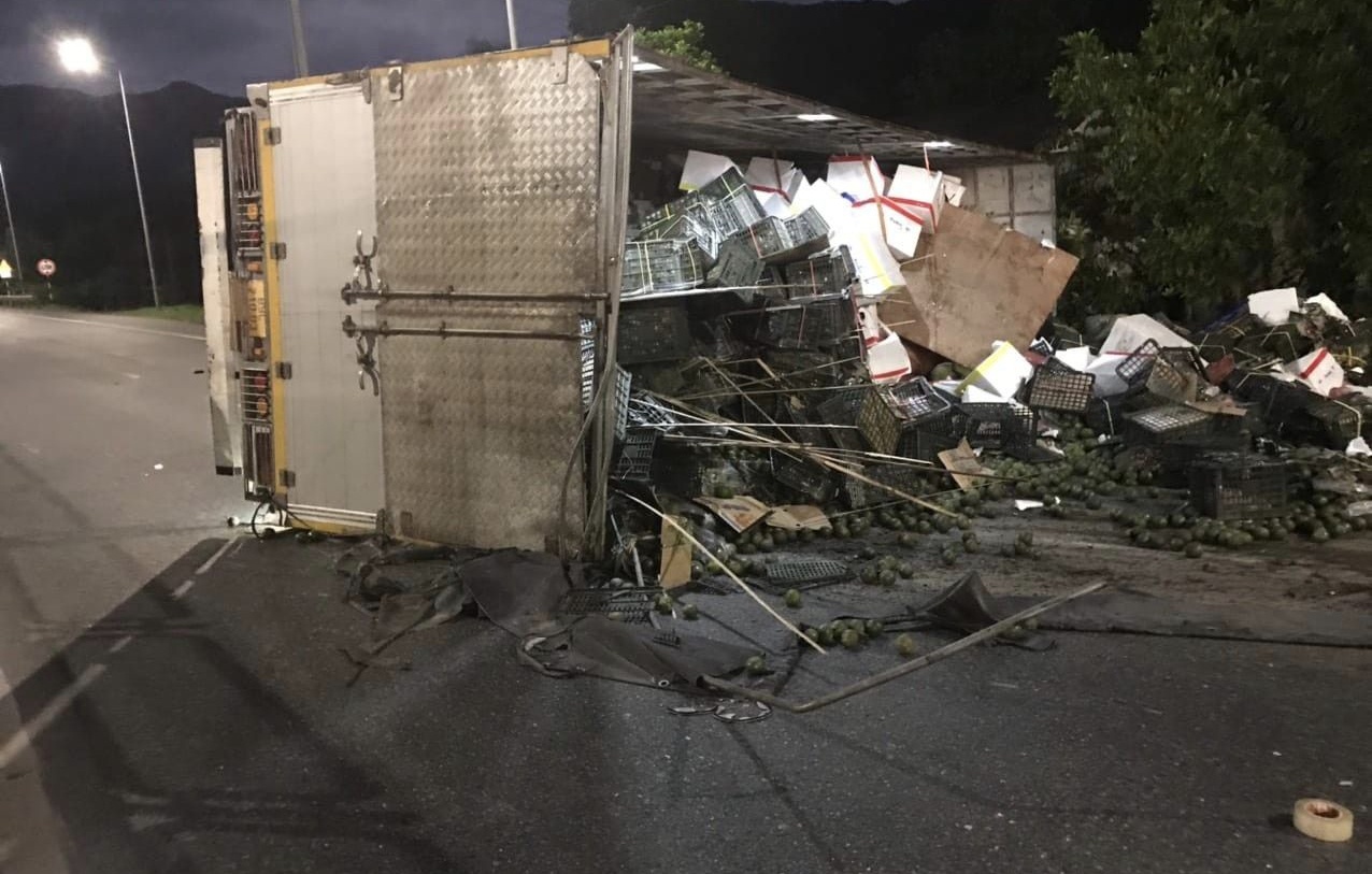 Oto tai tong gay cot nha dan hinh anh