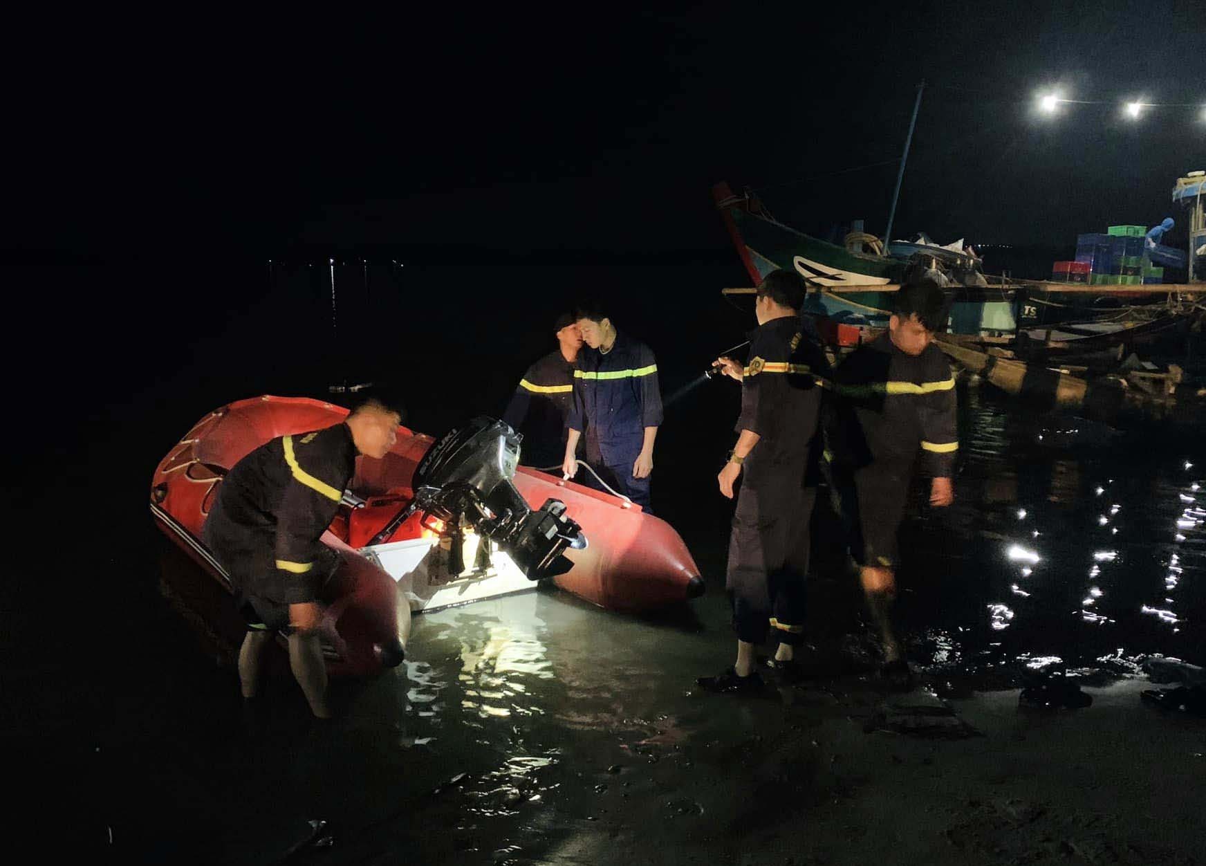 Hai vo chong mat tich khi danh ca tren song Hieu hinh anh