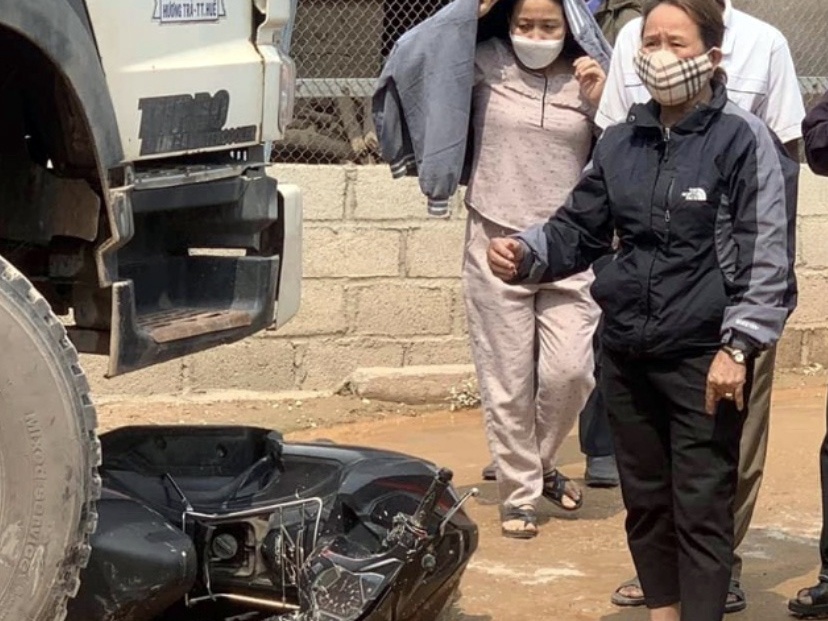 Co gai tu vong sau va cham voi xe tai hinh anh