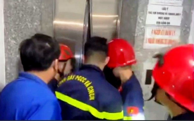 Ba nguoi mac ket trong thang may khach san luc rang sang hinh anh