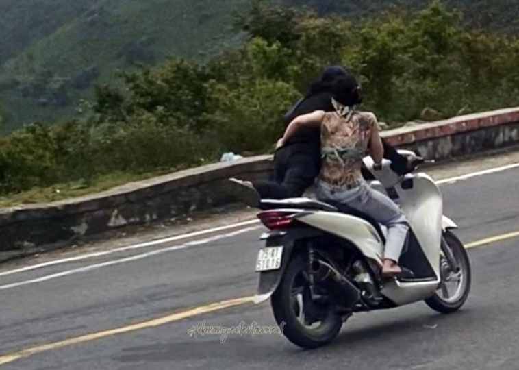 Doi nam nu di SH 'lam xiec' o deo Hai Van hinh anh