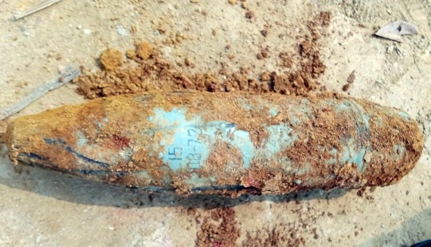 Dao mong nha, phat hien qua dan dai 0,6 m hinh anh