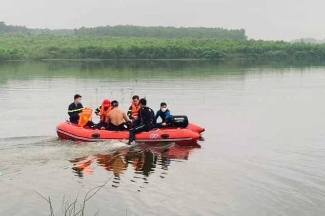 Phat hien thi the be trai 8 tuoi duoi ho Khe May hinh anh