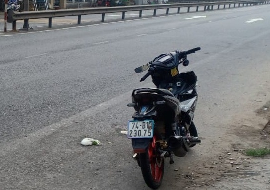 Nguoi di bo qua duong bi xe may tong tu vong hinh anh