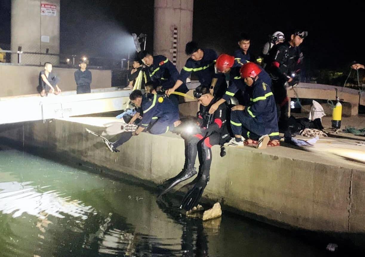 Phat hien thi the nguoi dan ong o dap ngan man song Hieu hinh anh